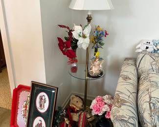 Floor lamp, decor, silk flowers and vases