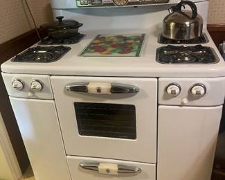 Vintage Gas stove! Works great, rStorage warming bin, etc