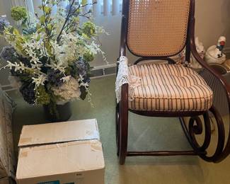 Wicker chair in excellent condition, large glass vase with silk flowers