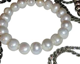 Beautiful pearl bracelet with pink overtones