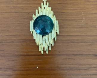 Vintage Gold-Tone Starburst Pendant with Faux Green Gemstone