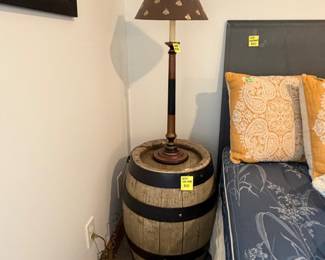 Barrel side table, lamp