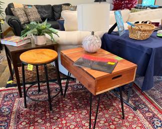 Side table, lamps, some jewelry