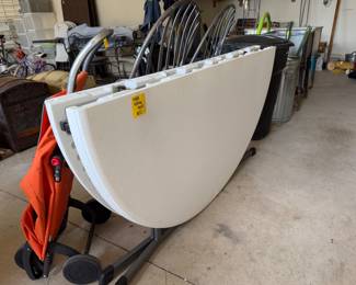 Round folding table