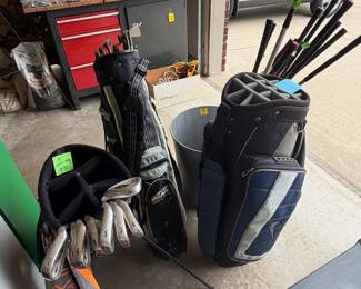 Golf clubs/bags