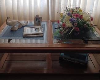 Many nice household decor items and small furnishings