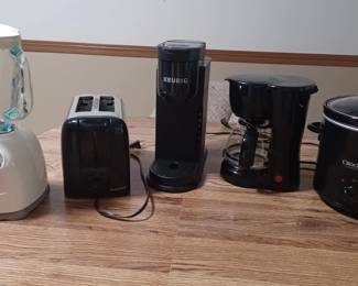 Keurig, Mr. Coffee, Crockpot, other small kitchen appliances in great condition