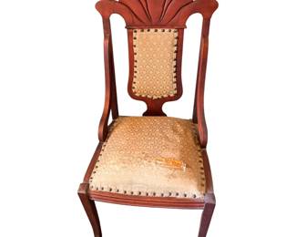 Antique ladies chair. Has matching gentlemen‘s chair and settee