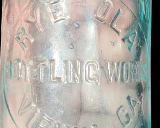Vintage RYE OLA bottling works Vienna Ga While Rye-Ola bottles from large hubs like Birmingham or Atlanta appear more frequently in collections, small-town franchise variants like this one from Vienna, GA are highly localized, making them significantly harder to find and highly collectible