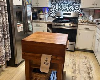Kitchen island & kitchenware