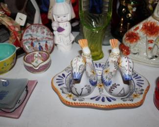 vintage Portuguese faience ceramic oil and vinegar set featuring hand-painted swan-shaped cruets. / Vintage Cruet Portuguese Faience From Campolide With Ducks (The swans are marked with "V" and "A" for Vinagre (Vinegar) and Azeite (Oil) in Portuguese)