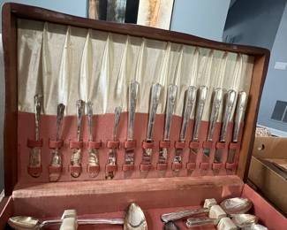 Vintage Wm. Rogers Silverplate Flatware Set in Wooden Chest