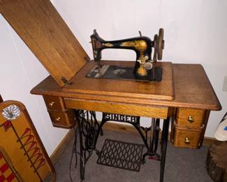 Very good condition antique singer sewing machine