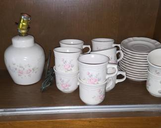 Pfaltzgraff Tea Rose Lamp and Mugs second image