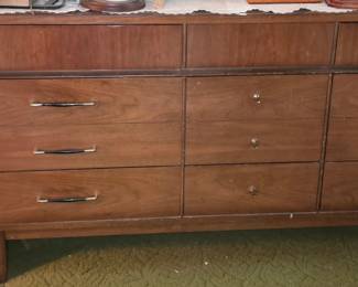 Broyhill Mid-Century Modern Walnut 9-Drawer Dresser/ Credenza.