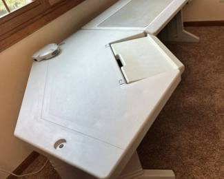 181 Lightweight Molded Plastic Modular Workstation
