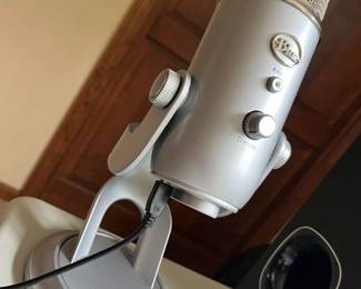 181 Logitech Blue Yeti USB Microphone
