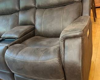 181 Motomotion Badlands Faux Leather Power Double Recliner Detail