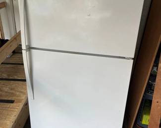 181 Whirlpool 33In. Wide Top Freezer Fridge 20 Cu. Ft.