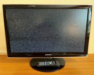 181 Samsung 27In. Full HD LCD HDTV Monitor Hybrid