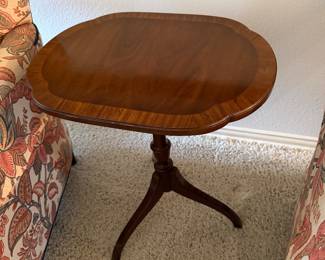 Vintage Ethan Allen mahogany Federal style tilt top 