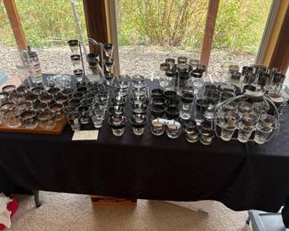 Large selection of Dorothy Thorpe and silver fade glassware