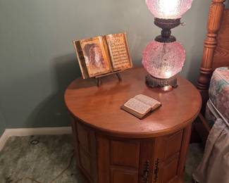 End Table / night Stand; Gone with the Wind rose colored lamp