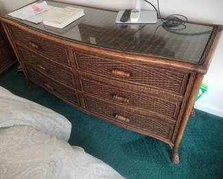 Wicker queen bedroom suite: 6-drawer dresser