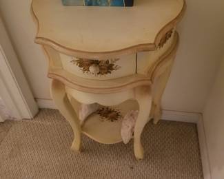 One-drawer accent table