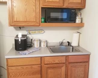 Wet bar; microwave oven