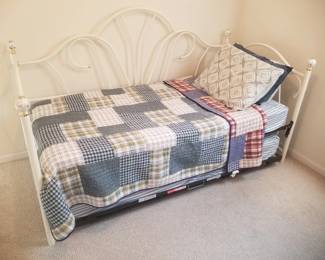 Metal daybed with trundle bed