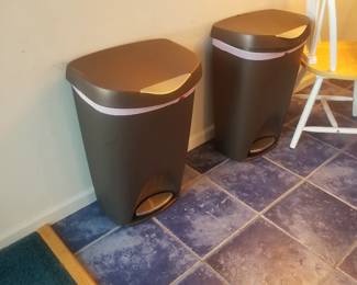 Step wastebaskets