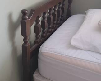 Twin Spindle Bed Set second image