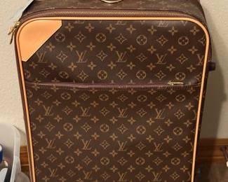 Louis Vuitton model number M41412. This model is the iconic Louis Vuitton Keepall Bandoulière 60 travel bag