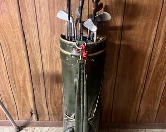 Set a vintage golf clubs