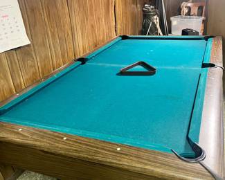 Pool table with balls no sticks