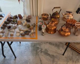 Rocks, geodes and copper pieces