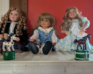 3 Blonde Dolls 2 horse toys