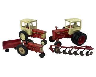 Die Cast Tractors Farmall McCormick 561 256