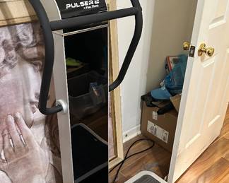 Vibrating exercise machine 