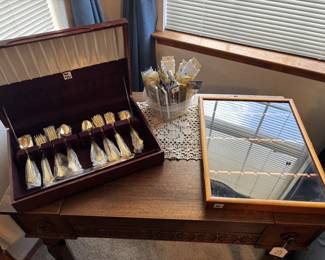 Furniture • Cameras • Tools • Collectibles • Décor