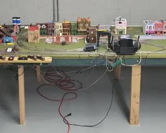 002 HO Train Layout Featuring LIONEL