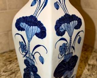 119  Mid Century Chinoiserie Blue White Porcelain Vase 