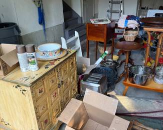 Many housewares, kitchen items 