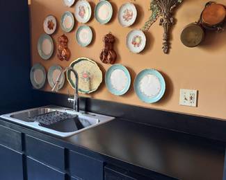 Many decorative antique plates and bowls.
