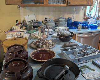 Bennington pottery crock and Wagner Ware