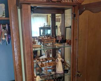 Display cabinet with contents