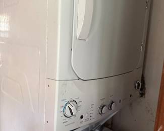 GE STACKABLE Washer/Dryer
