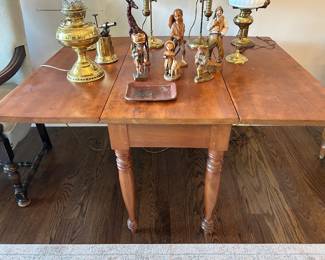 Drop leaf table