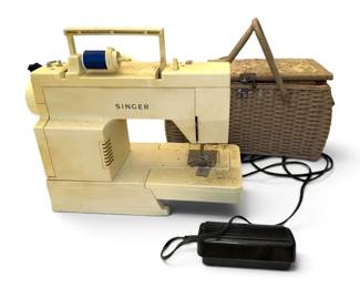 Singer 4530C Sewing Machine  Wicker Basket W Supplies